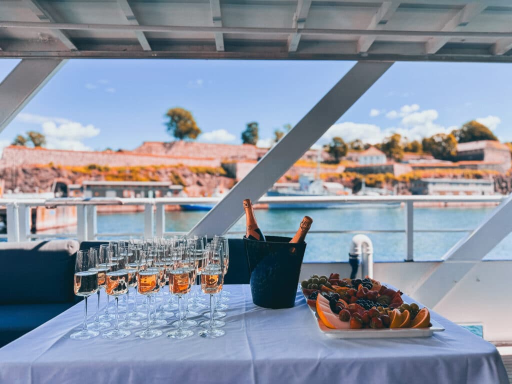 Velkomtrdrinken venter på akterdekket